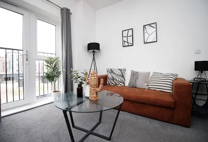 Barry Bliss: 2 Bedroom Flat with Parking