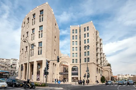 Exterior of King David VI