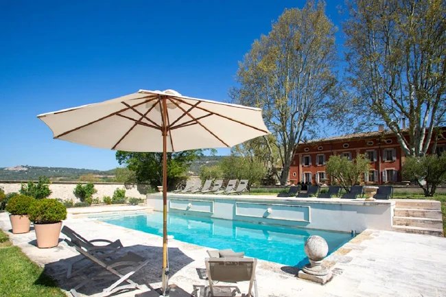 Luxurious Villa Perched at the foot of Grand Luberon