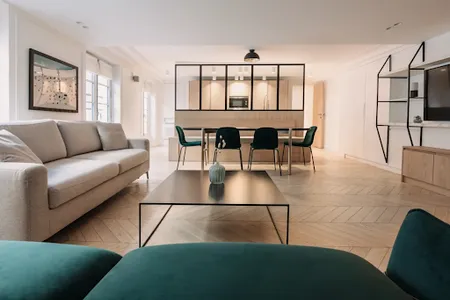 EXPERIENCE UBER LIVING ACROSS TUILERIES
