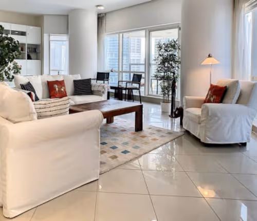 Calming Concorde Tower Apartment