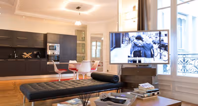 110M2 LUXURY AT ONLY 2 STOP WITH THE METRO LINE 1 TO THE CHAMPS ELYSÉE