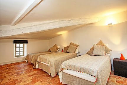 Luxurious Villa Perched at the foot of Grand Luberon