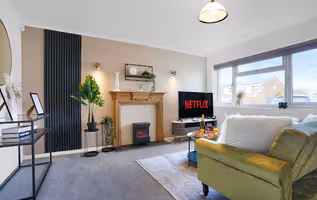 Blandford House with Free Parking, Fast Wifi, Smart TV with Netflix and Private Garden by Yoko Property