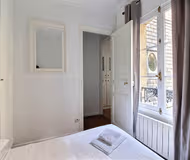King sized bedroom at Rue des Sablons Serviced Apartment, Champs Elysees