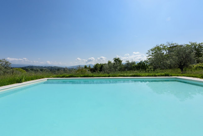 CLASSIC TUSCAN VILLA WITH SWIMMING POOL AND GARDEN