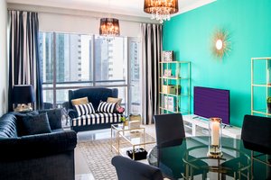 Designer Marina Apartment With Spectacular Canal View