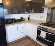 Modern Spacious 4 Bedroom House with Garden & Parking