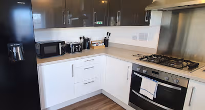 Modern Spacious 4 Bedroom House with Garden & Parking