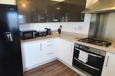 Modern Spacious 4 Bedroom House with Garden & Parking