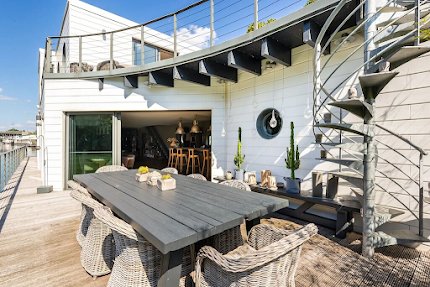 A GRAND LUXURY IN NEUILLY ON THE BACKDROP OF RIVERSIDE GREENRYOF ILE DE PUTEAUX