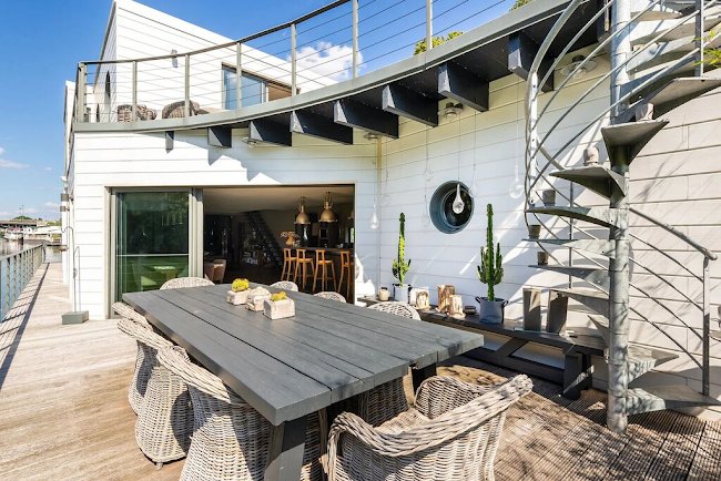 A GRAND LUXURY IN NEUILLY ON THE BACKDROP OF RIVERSIDE GREENRYOF ILE DE PUTEAUX