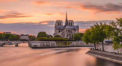 WELCOME TO ILE SAINT LOUIS! AN EXTRAORDINARY VIEW OF THE SEINE AWAITS YOU!