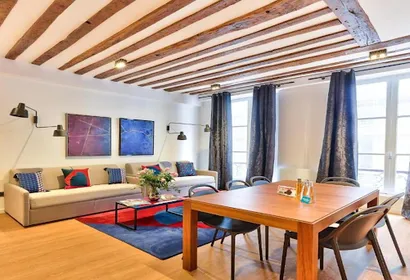 AN ICONIC LOCATION RIGHT NEXT TO RUE MONTORGUEIL - A FOODIES PARADISE