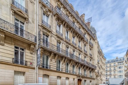 MOST GLAMOROUS NEIGHBORHOOD ARC DE TRIOMPHE