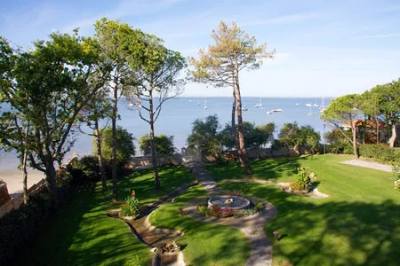 A Premier Villa Tucked in a Serene Cove of Bordeaux