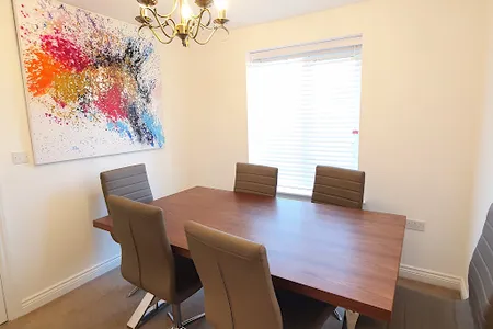 Modern Spacious 4 Bedroom House with Garden & Parking