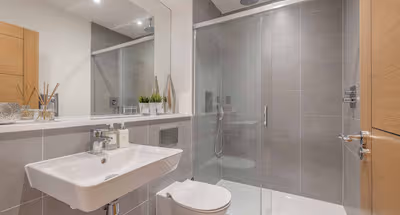 Luxury en-suite bathroom at Sandalwood Lodge