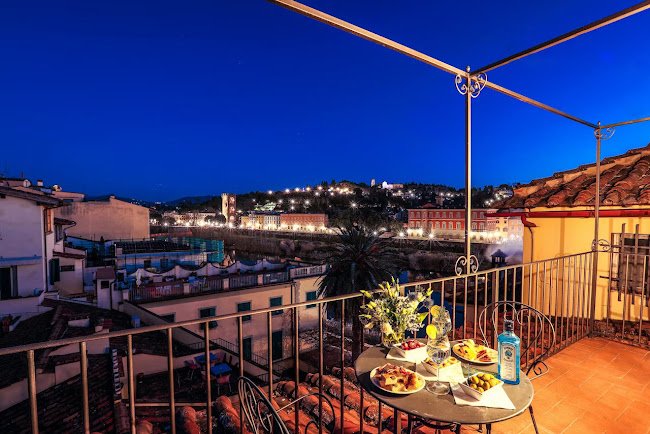 TOP FLOOR STUNNING APARTMENT ON THE BANKS OF ARNO