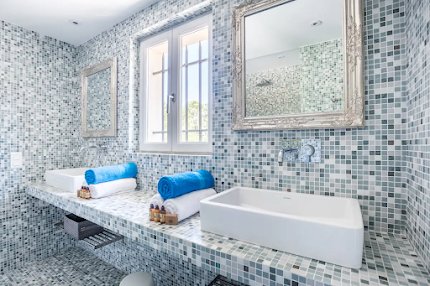 EXCEPTIONAL 320M2 BASTIDE OVERLOOKING THE GULF OF ST TROPEZ
