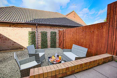 Victorian House with Free Parking, Garden, Smart TVs with Virgin TV and Netflix