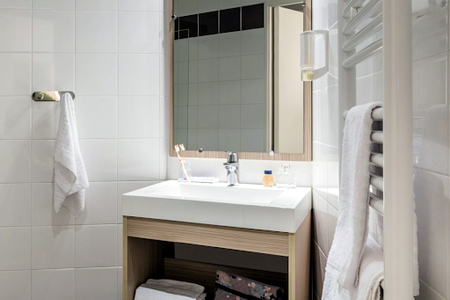 Fully furnished bathroom at Access Reuilly, Bastille