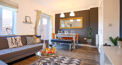 Executive House with Parking - 6 mins drive to CMK