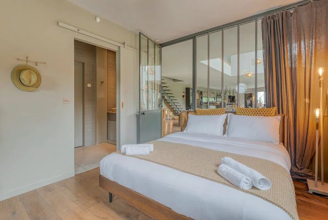 A GRAND LUXURY IN NEUILLY ON THE BACKDROP OF RIVERSIDE GREENRYOF ILE DE PUTEAUX