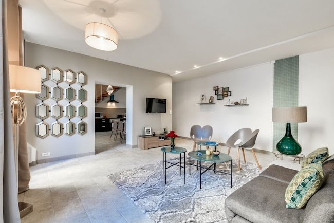 IN THE POSH HEART OF PARIS 130M2 CHAMPS ELYSEES