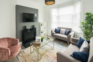 Pleasant 6 Bed house in heart of Croydon
