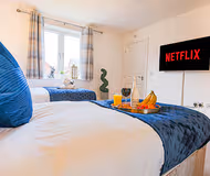 Victorian House with Free Parking, Garden, Smart TVs with Virgin TV and Netflix