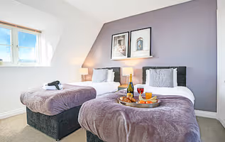 Berrywood House - Close to Northampton Town Centre - Free Parking, Fast Wifi, SmartTV with Netflix by Yoko Property