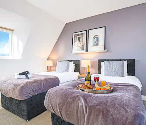 Berrywood House - Close to Northampton Town Centre - Free Parking, Fast Wifi, SmartTV with Netflix by Yoko Property