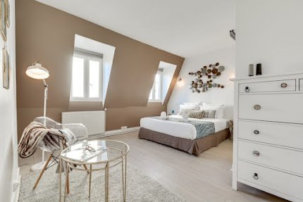 IN THE POSH HEART OF PARIS 130M2 CHAMPS ELYSEES