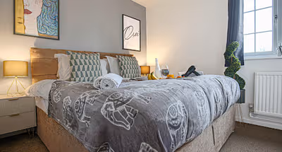 Cosy 3 Bedroom 3 Bathroom House with Free Parking, Garden and Smart TV with Netflix by Yoko Property