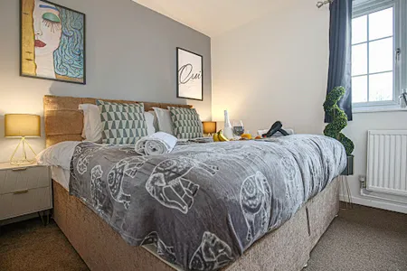 Cosy 3 Bedroom 3 Bathroom House with Free Parking, Garden and Smart TV with Netflix by Yoko Property