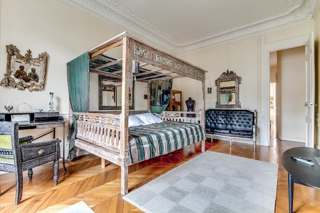 REDEFINING LUXURY OF HAUSSMANN ERA-300M2 LOUVRE ELEGANCE