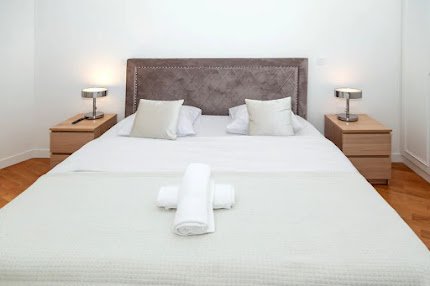 LUXE!!LOCATED NEAR MANY PARISIAN RESTAURANTS, CHIC CAFES WITH BEAUTIFUL TERRACES
