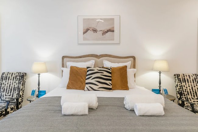 BEST LOCATION IN 8TH NEXT TO AVE MONTAIGNE-THE IDEAL PARISIAN PIED A TERRE