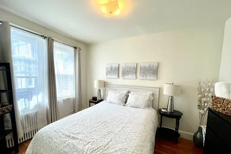 Sunny Renovated Apartment Near Boston University