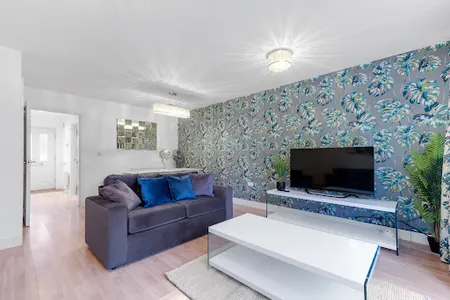 Living area at Luxury 3 bedroom Serviced House Leavesden With 2 Bathrooms and Parking