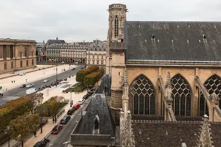 WATCH THE MAGIC OF HISTORY UNFOLD -  LA LOUVRE