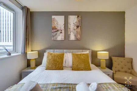 Luxury bedroom at Cutlass Court Apartment Birmingham