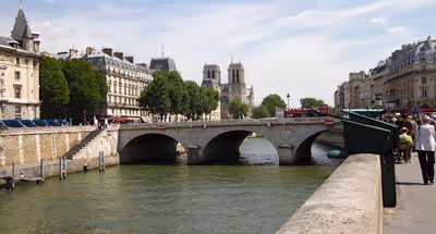 THE ARTSY NEIGHBORHOOD LOVED BY LOCALS & TOURISTS ALIKE-RUE DES GRANDS AUGUSTINS