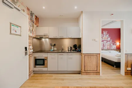 Fully equipped kitchen at Naritaweg Serviced Apartment, Westerpark