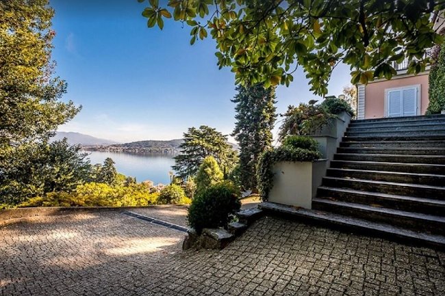 ALL-ENCOMPASSING LUXURY 600M2 VILLA WITH MAGICAL EXQUISITE VIEWS OF LAKEMAGGIORE