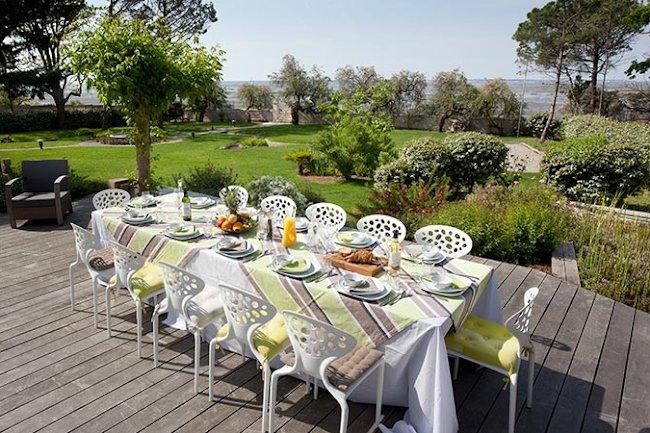 A Premier Villa Tucked in a Serene Cove of Bordeaux