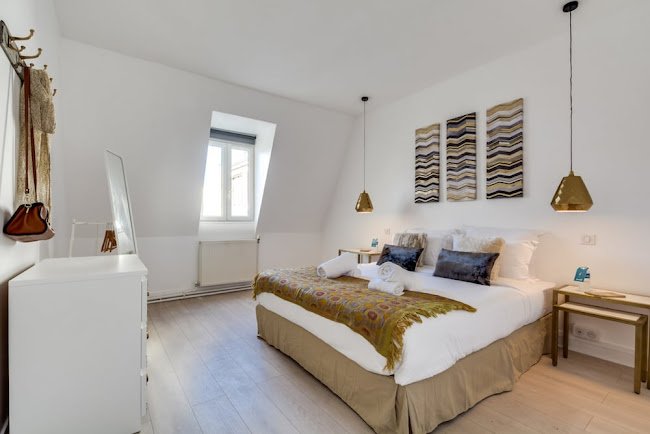 IN THE POSH HEART OF PARIS 130M2 CHAMPS ELYSEES