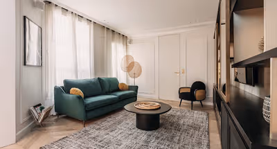 HOME TO THE TUILERIES LOUVRE AND PLACE VENDOME