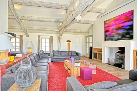 Luxurious Villa Perched at the foot of Grand Luberon